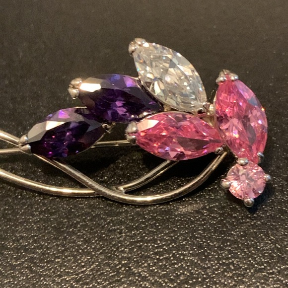 Delicate Design Silver-toned Crystal Rhinestone Floral Brooch - rare - Picture 4 of 9